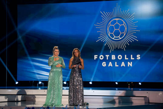 Anna Brolin och Frida Nordstrand repeterar på scen