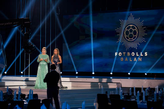 Anna Brolin och Frida Nordstrand repeterar på scen