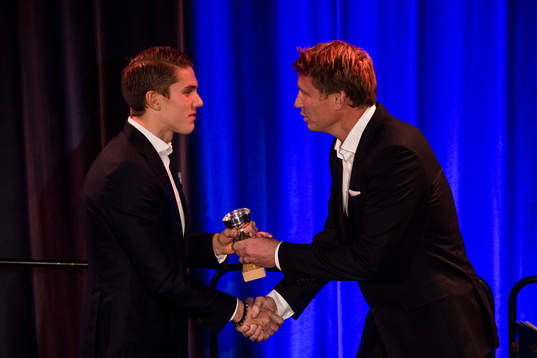 Kennet Andersson delar ut pris till U19-landslaget och