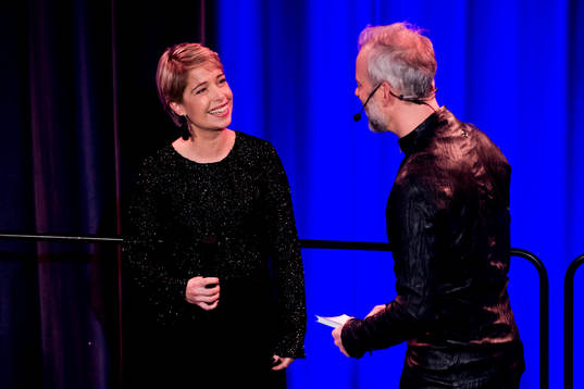 Idrottsminister Annika Strandhäll och konferencier Fredrik