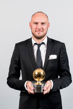 Andreas Granqvist poserar med guldbollen