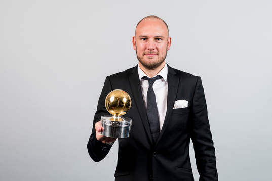 Andreas Granqvist poserar med guldbollen