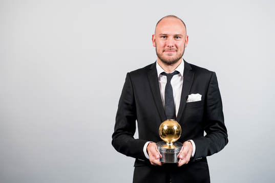 Andreas Granqvist poserar med guldbollen