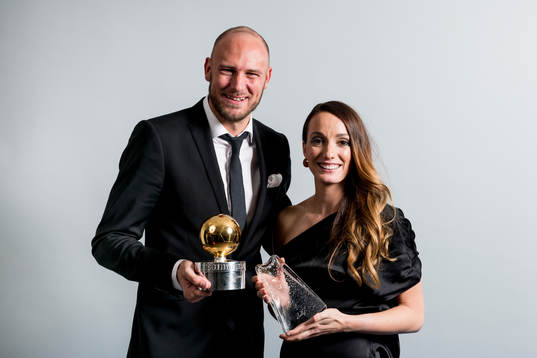 Andreas Granqvist med guldbollen och Kosovare Asllani med