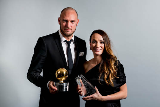 Andreas Granqvist med guldbollen och Kosovare Asllani med