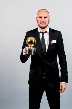 Andreas Granqvist poserar med guldbollen