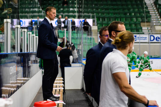 Rögles tränare Cam Abbott följer uppvärmingen