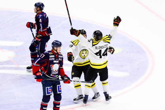 Brynäs Daniel Mannberg och Jacob Blomqvist jublar