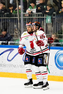 Örebros Daine Todd och Sakari Manninen jublar