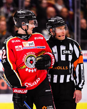 Luleås Oscar Engsund och Domare Tobias Björk