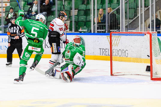 Örebros Kalle Olsson ser pucken i mål bakom Rögles