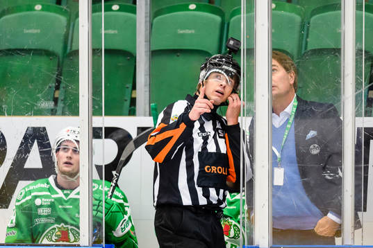 Domare Mikael Andersson pratar med en funktionär