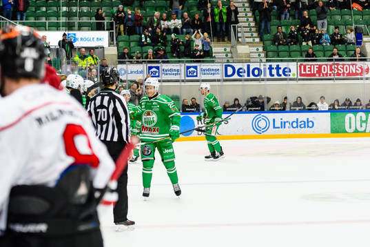 Rögles Jesper Williamsson jublar med båset