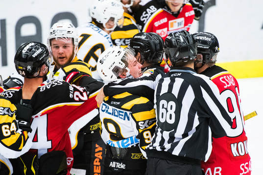 Skellefteås Tim Söderlund och Luleås Robin Kovacs gruffar