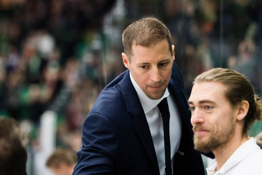 Rögles tränare Cam Abbott jublar