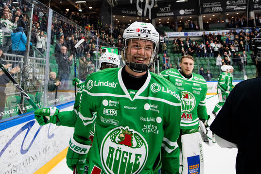 Rögles Jakob Bondesson jublar