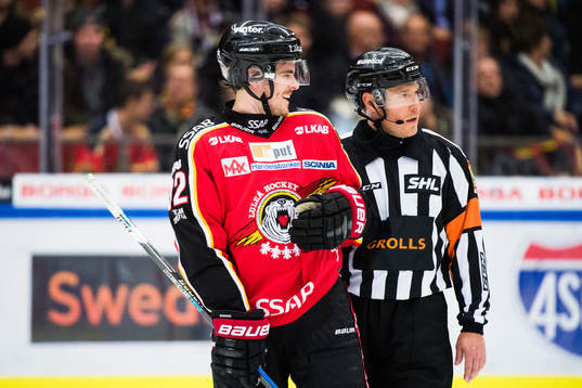 Luleås Oscar Engsund och domaren Tobias Björk
