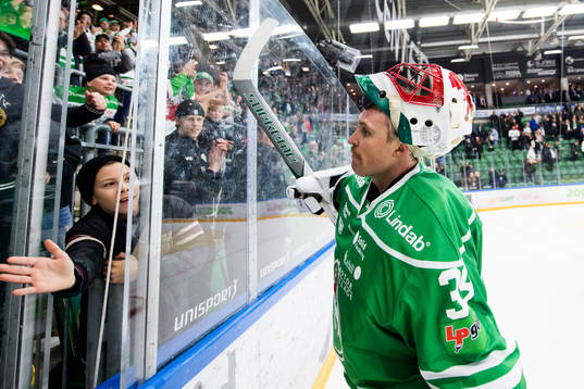Rögles målvakt Justin Pogge jublar