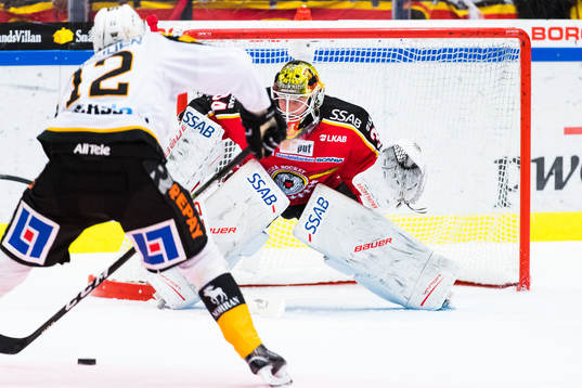 Skellefteås Adam Pettersson och Luleås målvakt Joel