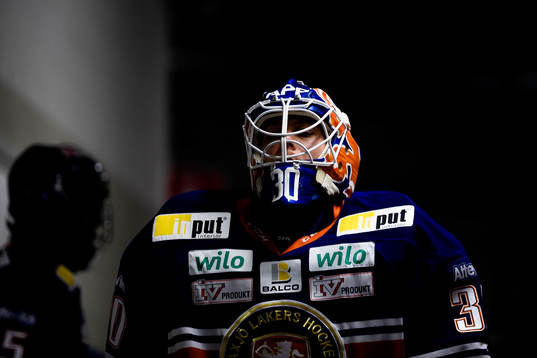 Växjös målvakt Viktor Fasth före uppvärmningen