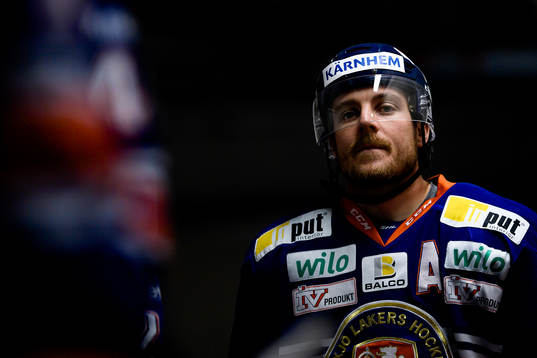 Växjös Erik Josefsson på väg ut till värmningen före