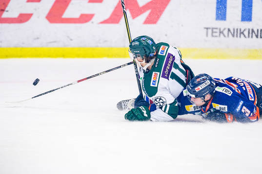 Växjös Oliver Bohm fäller Färjestads Joakim Nygård vid