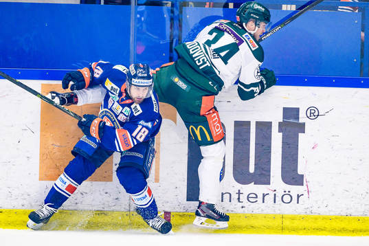Växjös Andrew Calof tacklar Färjestads Michael Lindqvist