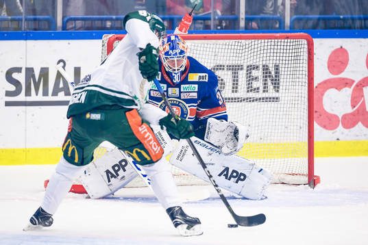 Färjestads Jesse Virtanen oroar framför Växjös målvakt