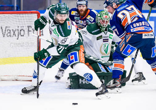 Färjestads Jesse Virtanen rensar pucken framför eget mål