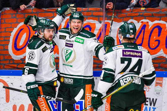 Färjestads Mikael Wikstrand och Rasmus Asplund jublar med