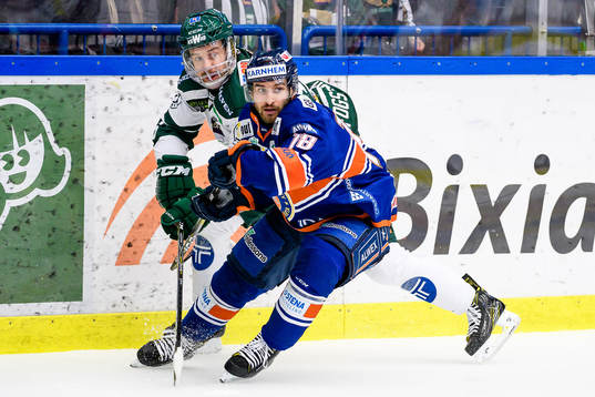 Växjös Andrew Calof jagas av Färjestads Niklas Fogström
