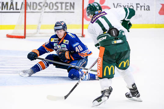 Växjös Elias Pettersson täcker skott