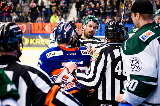 Gruff mellan Växjös Linus Fröberg och Färjestads Dick