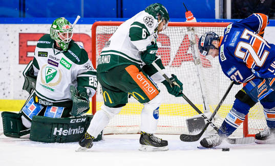 Växjös Martin Lundberg oroar vid Färjestads målvakt