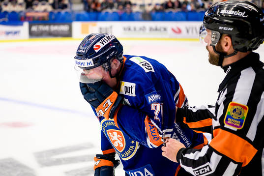 Växjös Martin Lundberg tar sig för ansiktet