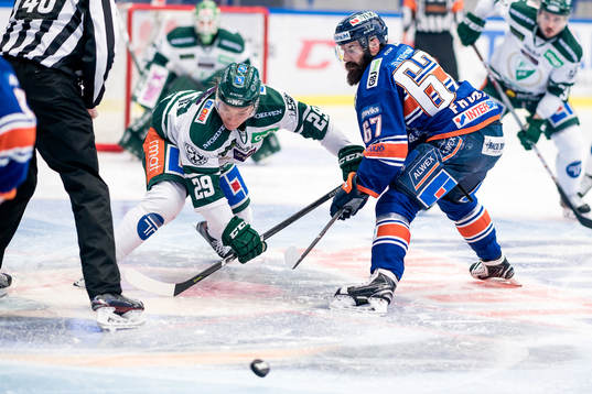 Tek mellan Färjestads Oskar Steen och Växjös Linus