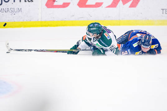 Växjös Oliver Bohm fäller Färjestads Joakim Nygård