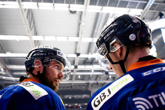 Växjös Noah Welch pratar med Elias Pettersson