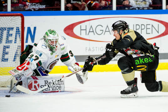 Frölundas målvakt Johan Gustafsson och Malmö Redhawks