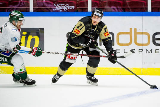 Frölundas Jonathan Sigalet jagar Malmö Redhawks Andy Miele