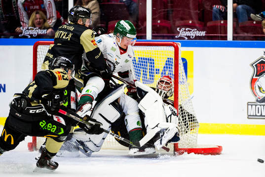 Malmö Redhawks Anton Mylläri trycker till Frölundas Mats
