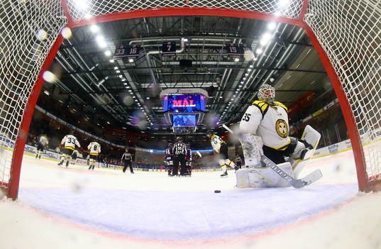 Brynäs målvakt david Rautio deppar