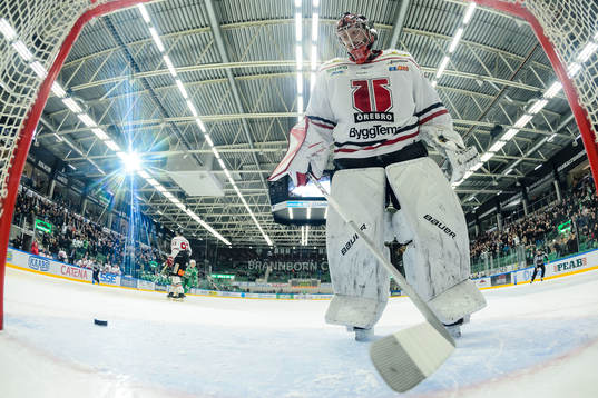 Örebros målvakt Eero Kilpeläinen deppar