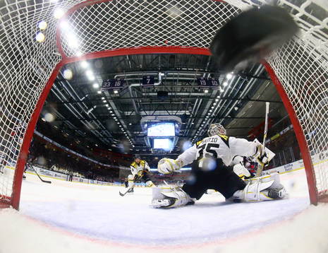 Brynäs målvakt david Rautio släpper in ett mål