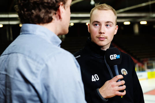 Göteborgs Postens reporter Fredrik Janlind intervjuar