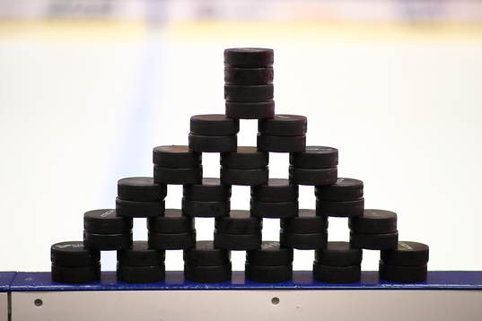 Puckar före ishockeymatchen i SHL mellan Linköping och