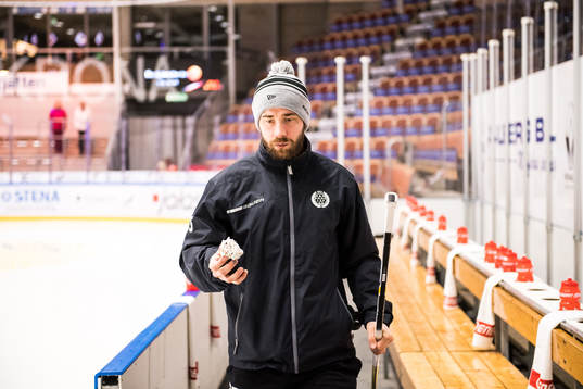 Brynäs målvakt David Rautio innan ishockeymatchen i SHL