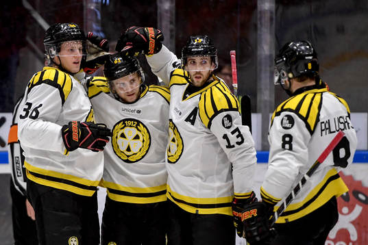 Brynäs Juuso Ikonen jublar med lagkamrater