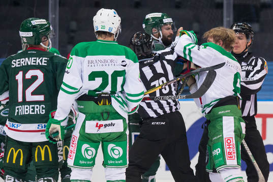 Frölundas Mike Weber och Rögles Linus Sandin i kamp