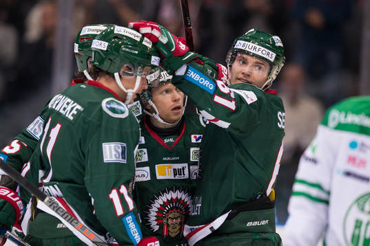 Frölundas Adam Almqvist omfamnas